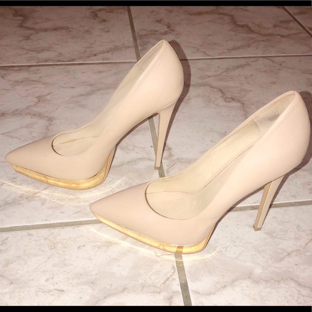 ZiGiNY Cream “Product” Pumps w Gold Platform